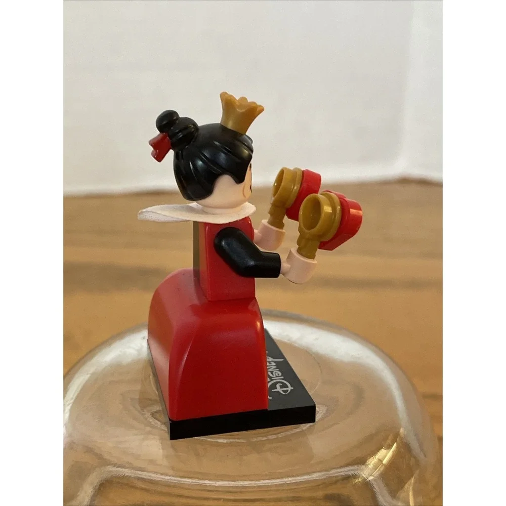 Queen of Hearts  Minifigure Lego Disney 100 (Complete Set, with‎ stand and acc